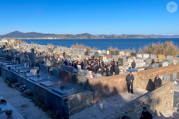 Nicolas, le fils de BB, était très ému et pu compter sur le soutien de sa femme. 

La famille et les amis proches lors de l'inhumation dans l'intimité de Brigitte Bardot dans le caveau familial du cimetière marin de Saint-Tropez, France, le 7 janvier 2025. Bestimage
