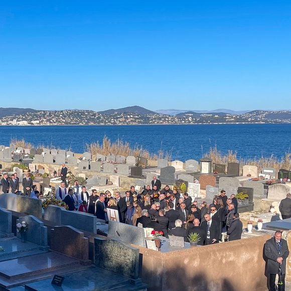 Nicolas, le fils de BB, était très ému et pu compter sur le soutien de sa femme. 

La famille et les amis proches lors de l'inhumation dans l'intimité de Brigitte Bardot dans le caveau familial du cimetière marin de Saint-Tropez, France, le 7 janvier 2025. Bestimage