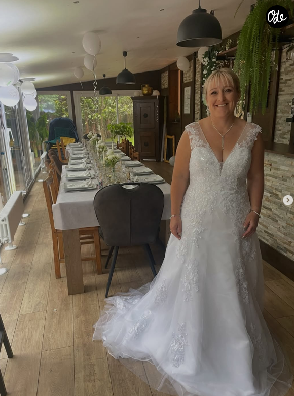 La jeune femme a misé sur une très belle robe de mariée blanche, ornée de délicates broderies en dentelle et dotée d'un gracieux décolleté en V.

Julie (L'amour est dans le pré) s'est mariée.