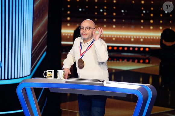Exclusif - Cyril Feraud et Yoann Riou échangent leurs places le temps d'une question - Enregistrement de l'émission "100% logique" présentée par C. Feraud et qui sera diffusée le 25 octobre 2025 sur France 2 au studio du Lendit à Saint-Denis, France, le 14 mars 2025. © Christophe Clovis/Bestimage