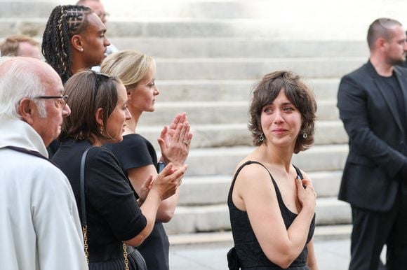 Ninon Ardisson, Manon Ardisson, Audrey Crespo-Mara et son fils Sékou - Sorties des obsèques de Thierry Ardisson en l’église Saint-Roch de Paris, France, le 17 juillet 2025. © Clovis-Jacovides/Bestimage