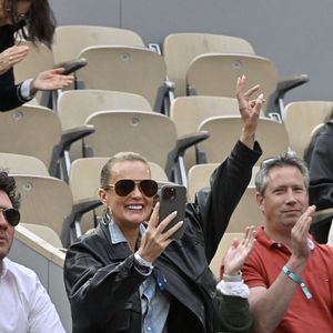 Laeticia Hallyday et son compagnon Frédéric Suant très amoureux dans les tribunes lors des Internationaux de France de Tennis de Roland Garros 2025, à Paris, France, le 26 mai 2025. © Chryslene Caillaud/PsnewZ/Bestimage