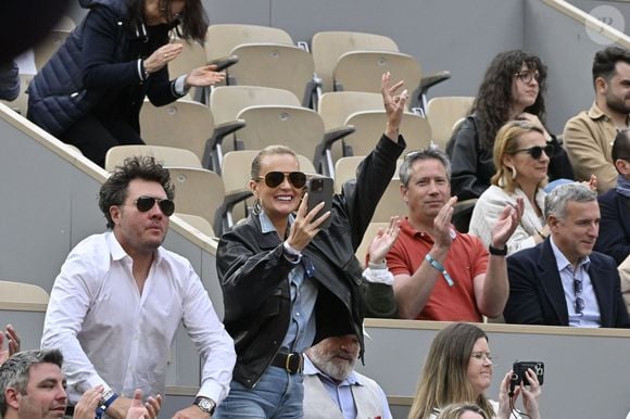 Laeticia Hallyday et son compagnon Frédéric Suant très amoureux dans les tribunes lors des Internationaux de France de Tennis de Roland Garros 2025, à Paris, France, le 26 mai 2025. © Chryslene Caillaud/PsnewZ/Bestimage