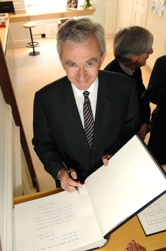 Le PDG de LVMH, Bernard Arnault, signe le livre d'or de l'inauguration de la maison et du musée Christian Dior à Granville, sur la côte bretonne, le 14 mai 2005, à l'occasion de la célébration du siècle de la naissance de Christian Dior. Photo par Nicolas Gouhier/ABACA