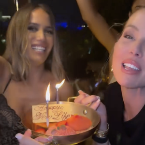 Ses amis lui ont même offert un gâteau surprise portant l'inscription "Happy new life".

Capture d'écran de la vidéo Instagram de Jessica Thivenin.