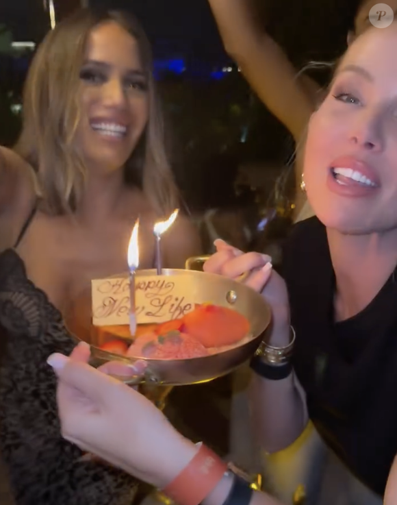 Ses amis lui ont même offert un gâteau surprise portant l'inscription "Happy new life".

Capture d'écran de la vidéo Instagram de Jessica Thivenin.