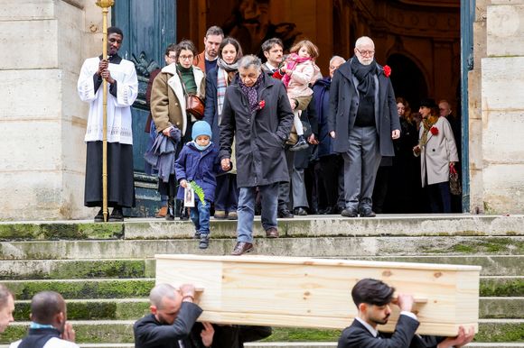 Pia Laborde et Gabrièle Laborde, les filles de C.Laborde, leur père Jimmy, son petit-fils Saul, Thomas Stern, le mari de la défunte - Sortie des obsèques de Catherine Laborde en l’église Saint-Roch à Paris, le 6 février 2025. Décédée le 28 janvier 2025 à l'âge de 73 ans, l'ancienne présentatrice météo de TF1 (1988 - 2017) était atteinte de la maladie neurodégénérative à corps de Lewy. 
© Jacovides - Moreau / Bestimage