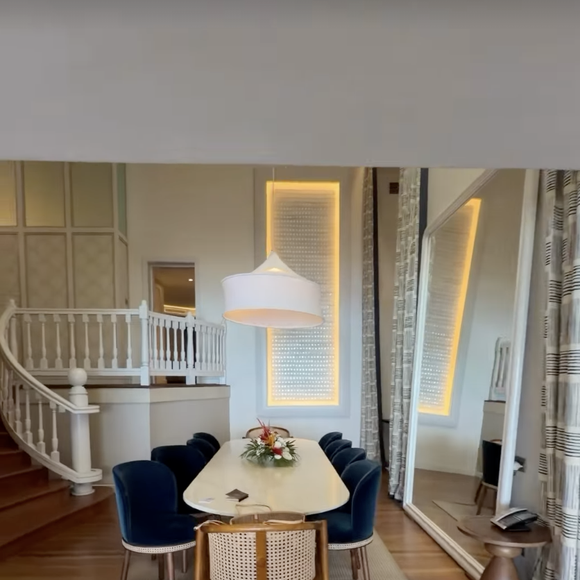 Un séjour à plus de 5 000 euros la nuit avec prestations ultra haut de gamme.

Iris Mittenaere a partagé des images de la villa dans laquelle elle loge à l'île Maurice au Royal Palm Beach Comber, vendredi 20 mars 2026 via Instagram @irismittenaere