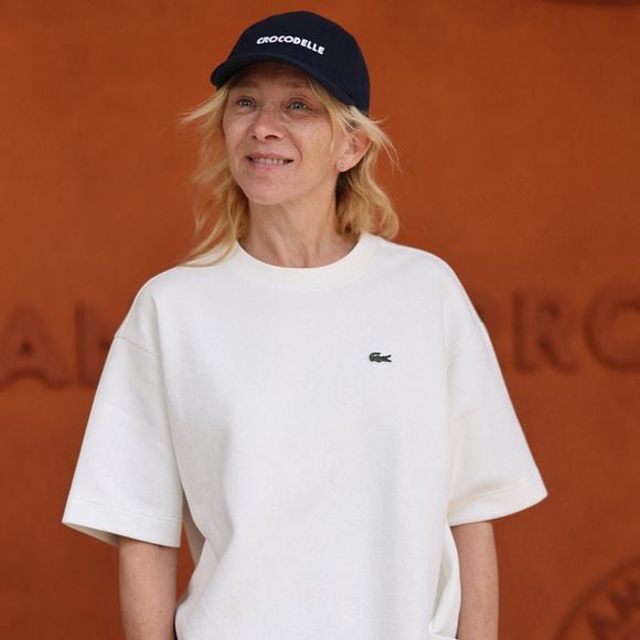 Elle n’avait que 2 ans lorsque son père a pris la décision de quitter le foyer familial. 

Sylvie Testud - Célébrités au village des Internationaux de France de tennis de Roland Garros 2024 à Paris le 7 juin 2024.  © Jacovides-Moreau/Bestimage