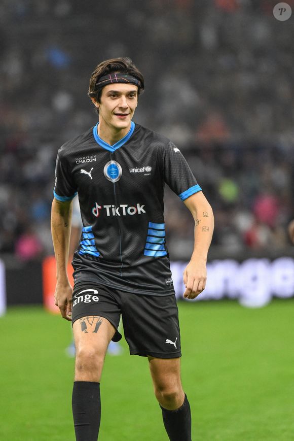 Kungs - Match des héros entre l'équipe OM Legends et l'équipe UNICEF au stade Orange Velodrome à Marseille le 13 octobre 2021. Soutenu par la Fondation D. Drogba, Orange et l'Olympique de Marseille, l'Unicef a organisé cette rencontre afin de financer un projet d'accès à l'éducation en Côte d'Ivoire. La Team OM de légende s'impose 7-4 au stade Vélodrome face à la Team Unicef. © Jean-René Santini/Bestimage