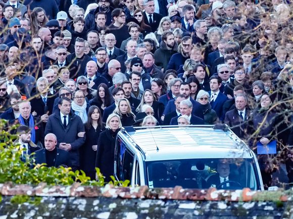 Marine Le Pen, ses soeurs Marie Caroline et Yann, Mathilde Chauffroy et son mari Matthieu Parent, Nolwenn Olivier, Jany Le Pen, Pierriette Le Pen et son petit fils et les autres membre du clan Le Pen - Le clan Le Pen se rend au cimetière de la Trinité-sur-Mer après les obsèques de Jean-Marie Le Pen en l'église Saint-Joseph le 11 janvier 2025.