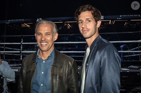 Paul Belmondo et son fils Victor Belmondo assistent au combat de boxe opposant le français Tony Yoka au congolais Martin Bakula à l'AccorHotels Arena à Paris, le 14 mai 2022. 

Photo : Aurelien Morissard / Panoramic / Bestimage