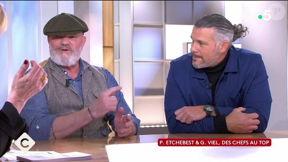 Philippe Etchebest et Glenn Viel dans "C à vous", le 24 mars 2025, sur France 5