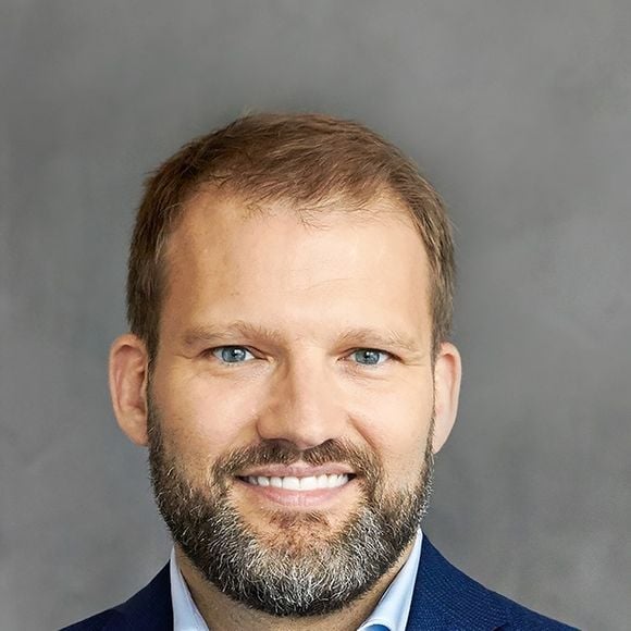 Il s’associe avec Róbert Wessman, industriel islandais de la pharmacie.

Róbert Wessman s'est associé à Tony Parker pour un projet qui leur tient à coeur. Facebook