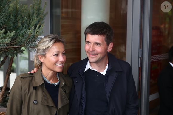 Anne-Sophie Lapix a chuté sur une piste noire au Val d’Isère, entraînant une entorse au genou et une attelle pour sa jambe droite.

Anne-Sophie Lapix, Thomas Sotto au village des internationaux de France de tennis de Roland Garros 2019 à Paris le 7 juin 2019.

© Cyril Moreau / Bestimage