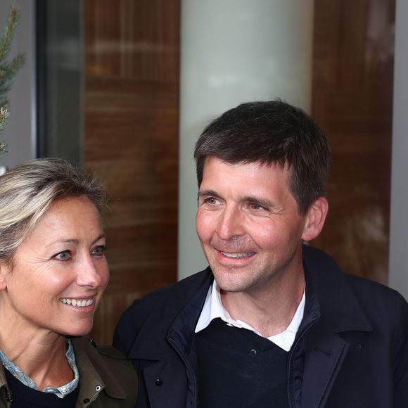 Anne-Sophie Lapix a chuté sur une piste noire au Val d’Isère, entraînant une entorse au genou et une attelle pour sa jambe droite.

Anne-Sophie Lapix, Thomas Sotto au village des internationaux de France de tennis de Roland Garros 2019 à Paris le 7 juin 2019.

© Cyril Moreau / Bestimage
