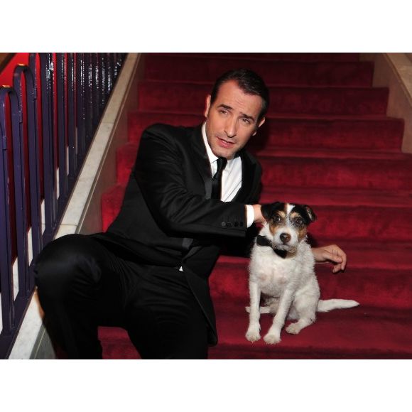 Uggie, le chien de The Artist, et Jean Dujardin, lors de l'avant-première du film à Berlin le 3 janvier 2012
Abaca