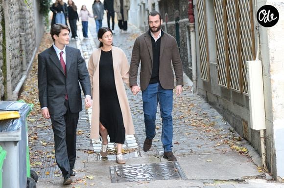Aurélien Enthoven, Louis Sarkozy et sa femme Natali Husic enceinte - Le clan Sarkozy à la sortie du domicile de Nicolas Sarkozy domicile parisien avant son incarcération à la prison de La Santé à Paris, France, le 21 octobre 2025. © Bestimage
