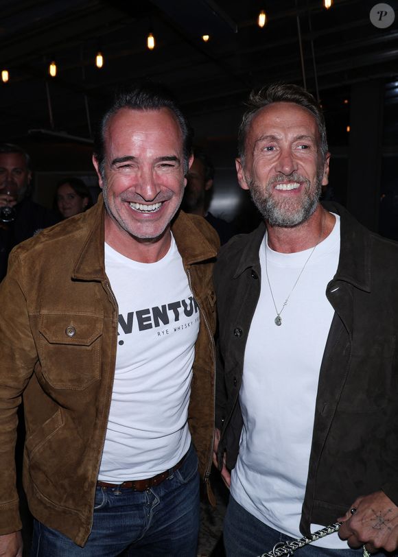 Jean Dujardin et Philippe Caverivière - Vernissage de l'exposition photos et du livre "La Boxe fait son cinéma" à l’hôtel Brach à Paris le 23 Septembre 2025. Ces clichés rendent hommage à plus de cinquante acteurs immortalisés dans des scènes où le noble art rencontre le 7ème art. © Denis Guignebourg/Bestimage