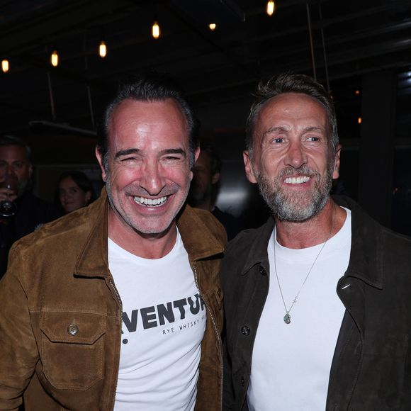 Jean Dujardin et Philippe Caverivière - Vernissage de l'exposition photos et du livre "La Boxe fait son cinéma" à l’hôtel Brach à Paris le 23 Septembre 2025. Ces clichés rendent hommage à plus de cinquante acteurs immortalisés dans des scènes où le noble art rencontre le 7ème art. © Denis Guignebourg/Bestimage