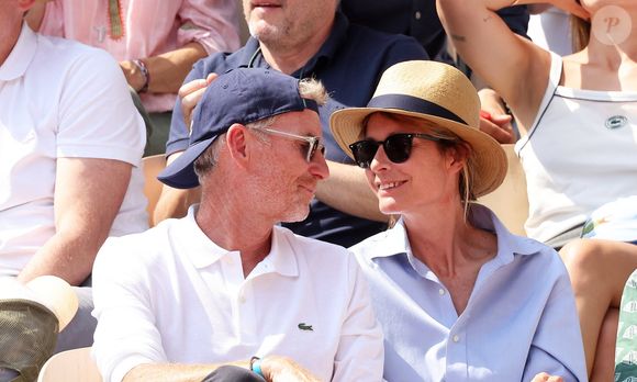 Denis Brogniart et sa femme Hortense - Célébrités dans les tribunes des Internationaux de France de tennis de Roland Garros 2023 le 6 juin 2023. © Jacovides-Moreau/Bestimage