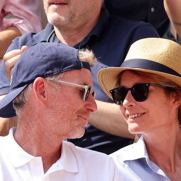 Denis Brogniart et sa femme Hortense - Célébrités dans les tribunes des Internationaux de France de tennis de Roland Garros 2023 le 6 juin 2023. © Jacovides-Moreau/Bestimage