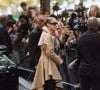 Aux pieds, elle avait choisi d'impressionnantes cuissardes en daim à découpes dotées de talons de près de 10 centimètres.

Céline Dion acclamée par ses fans à son arrivée au palace Royal Monceau à Paris, le 28 août 2026. Photo par Tiziano Da Silva / Bestimage