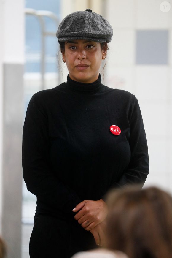 La chanteuse française Amel Bent lors de la lecture de la dictée ELA, avec le texte "Un monde sans frontières" de Sabyl Ghoussoub, prix Goncourt des Lycéens 2022 pour le lancement de la 20ème édition de la campagne "Mets tes baskets et bats la maladie"  en soutien à l'Association Européenne de Leucodystrophie (ELA) à l'école Commandant Charcot à Neuilly-sur-Seine, France, le 16 octobre 2023. © Christophe Clovis/Bestimage