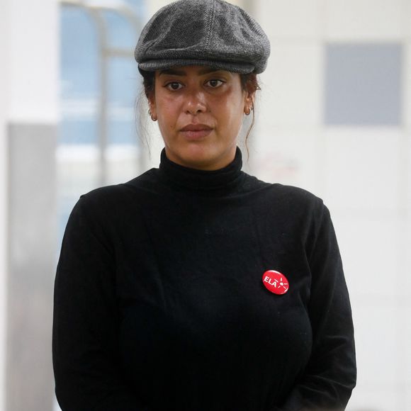 La chanteuse française Amel Bent lors de la lecture de la dictée ELA, avec le texte "Un monde sans frontières" de Sabyl Ghoussoub, prix Goncourt des Lycéens 2022 pour le lancement de la 20ème édition de la campagne "Mets tes baskets et bats la maladie"  en soutien à l'Association Européenne de Leucodystrophie (ELA) à l'école Commandant Charcot à Neuilly-sur-Seine, France, le 16 octobre 2023. © Christophe Clovis/Bestimage