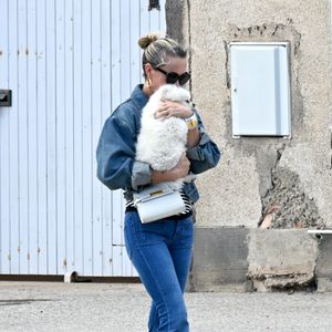 Exclusif - Laeticia Hallyday -  Laeticia Hallyday sort d'un déjeuner en famille à Marseillan le 2 juillet 2024