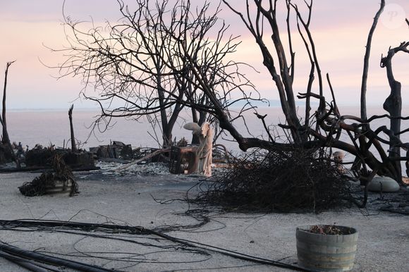 - Vues générales de la Pacific Coast Highway et de ce qui reste du restaurant Moonshadows après les incendies dans la région de Los Angeles 



Pictured: Malibu PCH
