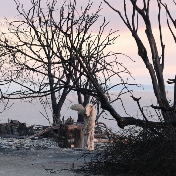 - Vues générales de la Pacific Coast Highway et de ce qui reste du restaurant Moonshadows après les incendies dans la région de Los Angeles 



Pictured: Malibu PCH