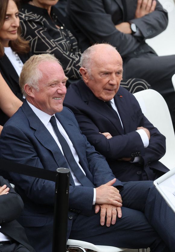 François-Henri Pinault et François Pinault lors de l'hommage national du général d'armée Jean-Louis Georgelin sur l'esplanade des Invalides à Paris, France, le 25 août 2023. L’ancien chef d’État-major des armées, chargé de la reconstruction de Notre-Dame de Paris, est mort vendredi 18 août à 74 ans lors d’une randonnée sur les pentes du Mont Valier, dans les Pyrénées. © Dominique Jacovides/Bestimage