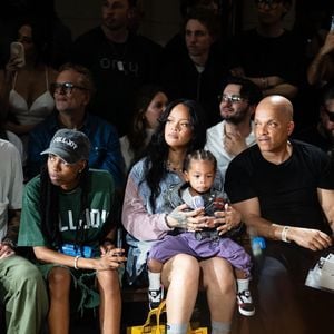 Rihanna en Front Row du défilé AWGE "Collection Homme Prêt-à-Porter Printemps/Eté 2026" lors de la Fashion Week de Paris (PFW) Backgrid UK/ Bestimage