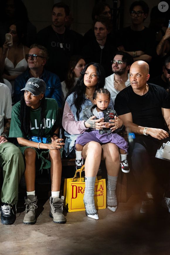 Rihanna en Front Row du défilé AWGE "Collection Homme Prêt-à-Porter Printemps/Eté 2026" lors de la Fashion Week de Paris (PFW) Backgrid UK/ Bestimage
