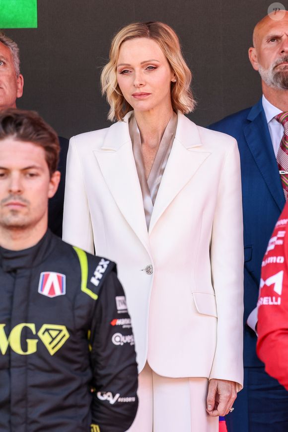 Le prince Albert II et la princesse Charlène de Monaco sur le podium lors de la remise de prix du E-Prix de Monaco du Championnat du monde FIA de Formule E 2026 sur le circuit de Monaco à Monte-Carlo, Monaco, le 17 mai 2026. Le pilote britannique Oliver Rowland remporte la deuxième course du week-end à Monaco devant le Brésilien Felipe Drugovich et le Portugais Antonio Félix Da Costa. © Claudia Albuquerque/Bestimage