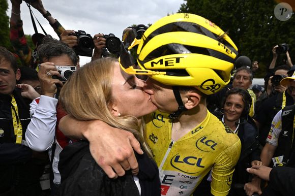 Etape 21 de la 112ème édition du Tour de France, le 24 juillet 2025. PARIS CHAMPS-ELYSEES, FRANCE - JULY 27 : Pogacar Tadej (SLO) et sa compagne
Photo News/Psnewz/Bestimage