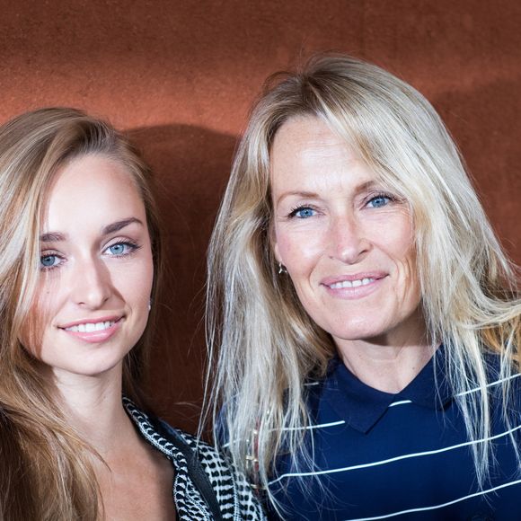 À l’occasion de l’anniversaire de sa fille, Estelle Lefébure a partagé en story Instagram une série de clichés retraçant l’évolution d’Emma, de son enfance à aujourd’hui...

Estelle Lefebure et sa fille Emma Smet - People au village des Internationaux de Tennis de Roland Garros à Paris, le 6 juin 2018. 
© Cyril Moreau/Bestimage