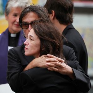 Yvan Attal et Charlotte Gainsbourg - Sorties des obsèques de Jane Birkin en l'église Saint-Roch à Paris. Le 24 juillet 2023
© Jonathan Rebboah / Panoramic / Bestimage