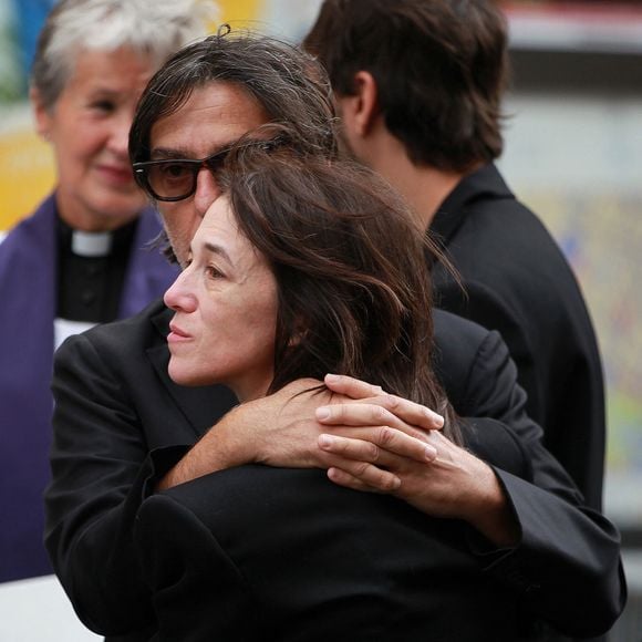 Yvan Attal et Charlotte Gainsbourg - Sorties des obsèques de Jane Birkin en l'église Saint-Roch à Paris. Le 24 juillet 2023
© Jonathan Rebboah / Panoramic / Bestimage
