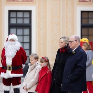 Le prince Albert II de Monaco et la princesse Charlène de Monaco, Le prince Jacques de Monaco, marquis des Baux, La princesse Gabriella de Monaco, comtesse de Carladès - La famille princière de Monaco offre les traditionnels cadeaux de Noël aux enfants monégasques dans la Cour du Palais Princier, le 18 décembre 2024. 
© Olivier Huitel / Pool Monaco / Bestimage