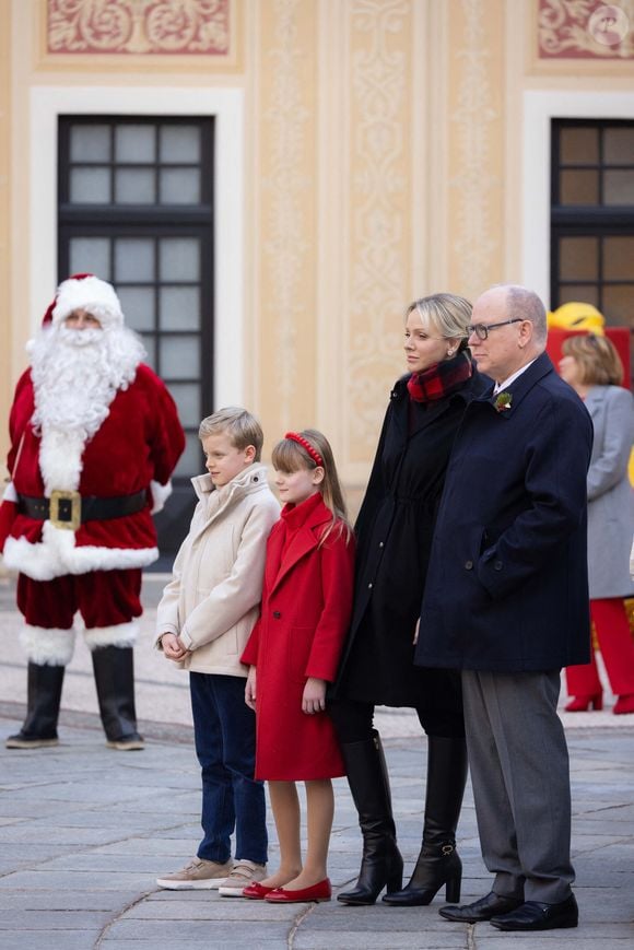 Le prince Albert II de Monaco et la princesse Charlène de Monaco, Le prince Jacques de Monaco, marquis des Baux, La princesse Gabriella de Monaco, comtesse de Carladès - La famille princière de Monaco offre les traditionnels cadeaux de Noël aux enfants monégasques dans la Cour du Palais Princier, le 18 décembre 2024. 
© Olivier Huitel / Pool Monaco / Bestimage