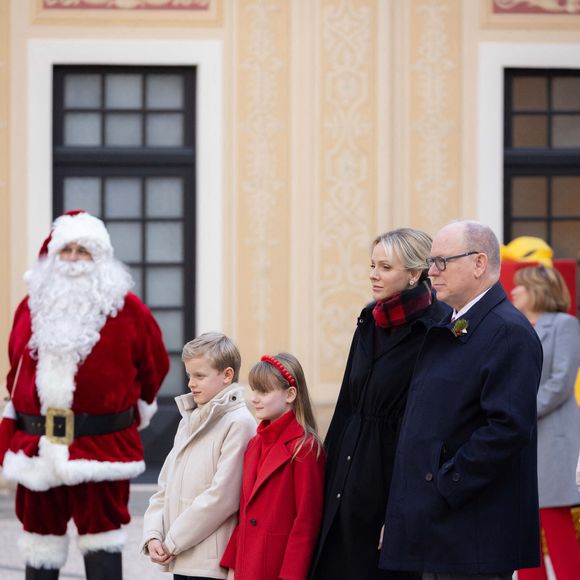 Le prince Albert II de Monaco et la princesse Charlène de Monaco, Le prince Jacques de Monaco, marquis des Baux, La princesse Gabriella de Monaco, comtesse de Carladès - La famille princière de Monaco offre les traditionnels cadeaux de Noël aux enfants monégasques dans la Cour du Palais Princier, le 18 décembre 2024. 
© Olivier Huitel / Pool Monaco / Bestimage