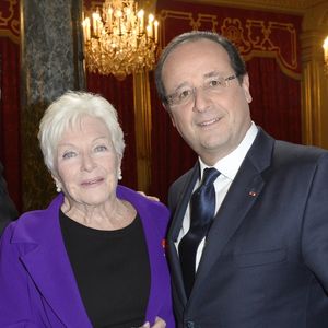 Ce qui n'est pas le cas de François Hollande qu'elle avouait adorer et trouver très drôle 
Exclusif - Line Renaud, Francois Hollande - Francois Hollande a eleve la chanteuse et actrice Line Renaud au rang de grand officier de la Legion d'honneur lors d'une ceremonie au palais de l'Elysee a Paris le 21 novembre 2013. AGENCE / BESTIMAGE