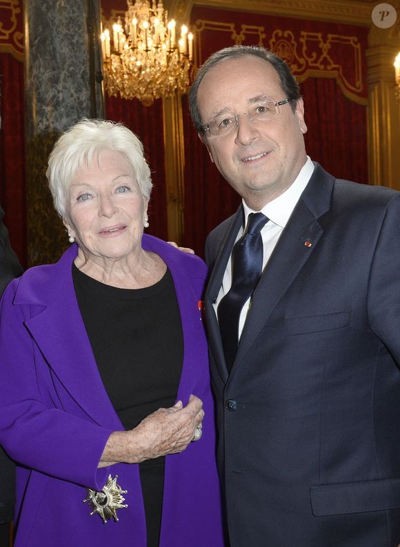 Ce qui n'est pas le cas de François Hollande qu'elle avouait adorer et trouver très drôle 
Exclusif - Line Renaud, Francois Hollande - Francois Hollande a eleve la chanteuse et actrice Line Renaud au rang de grand officier de la Legion d'honneur lors d'une ceremonie au palais de l'Elysee a Paris le 21 novembre 2013. AGENCE / BESTIMAGE