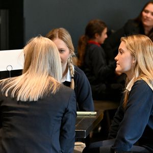 Charlotte Casiraghi a été invitée au 4eme Speed Mentoring, organisé à l'hôtel Columbus à Monaco à l'initiative de SheCanHeCan (SCHC) et l’association des femmes chefs d’entreprises de Monaco (AFCEM), le 5 mars 2025.
La fille de la princesse Caroline de Hanovre a été accueillie par Vibeke Brask Thomsen, fondatrice et directrice de SheCanHeCan et Johanna Houdrouge, présidente de l’AFCEM. Cette manifestation annuelle permet aux jeunes filles dès 11 ans et aux jeunes femmes jusqu’à 25 ans de rencontrer des actives, cheffes de sociétés ou occupant des postes à responsabilités. Une quarantaine de jeunes filles et femmes ont pu échanger avec leurs aînées en poste en Principauté. Le but est d’orienter professionnellement ou de susciter des vocations. Du côté des mentors, une vingtaine de femmes évoluant dans plusieurs secteurs privés étaient présentes aux côtés d’autres du secteur public, telles que Céline Cottalorda, déléguée interministérielle pour le Comité droits des femmes, Elodie Kheng, chef de cabinet du ministre d’Etat, Marine Hugonnet-Grisoul, conseillère nationale, ou encore Marina Ceyssac, haut-commissaire à la protection des droits, des libertés et à la médiation. © Bruno Bebert / Bestimage