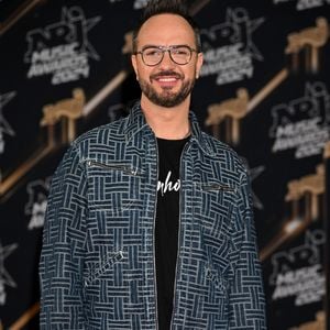 Victime de menaces en raison de son homosexualité, l’humoriste comprend désormais pleinement la devise "Vivons heureux, vivons cachés"...

Jarry au photocall de la 26ème édition des NRJ Music Awards à Cannes, le 1er novembre 2024. © Bebert-Guignebourg/Bestimage