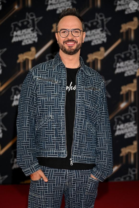 Victime de menaces en raison de son homosexualité, l’humoriste comprend désormais pleinement la devise "Vivons heureux, vivons cachés"...

Jarry au photocall de la 26ème édition des NRJ Music Awards à Cannes, le 1er novembre 2024. © Bebert-Guignebourg/Bestimage