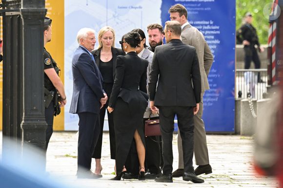 La star américaine Kim Kardashian, avec sa mère Kris Jenner et son avocat Michael Rhodes, est arrivée au procès de la rue tronchet des "Papys braqueurs" au palais de justice de Paris, France, le 13 mai 2025. La star américaine doit décrire cette nuit qui l’a «traumatisée», selon ses mots, 9 hommes et 1 femme sont jugés, soupconnés d'avoir participé au casse du siècle, en dérobant à la star 9 millions d'euros de bijoux dans la nuit du 2 au 3 octobre 2016. © Bestimage