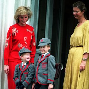 Photo d'archives datée du 15/09/89 de la princesse de Galles (à gauche) avec le prince Harry (deuxième à gauche), âgé de cinq ans, rejoignant son frère le prince William, âgé de sept ans, lors de son premier jour à l'école Wetherby à Notting Hill. © Ron Bell/PA Wire ABACA